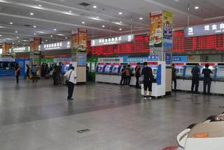 2025年1-2月全国城市客运总量为1595539万人 同比下降1.9% 其中公共汽电车客运量最多